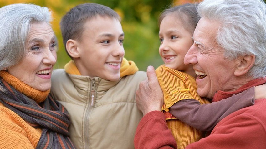 محبت بیش از حد پدر و مادربزرگ رشد اجتماعی نوه را مختل می‌کند