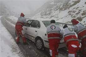 امدادرسانی هلال‌احمر همدان به 30 مسافر گرفتار در برف و اسکان 18 نفر