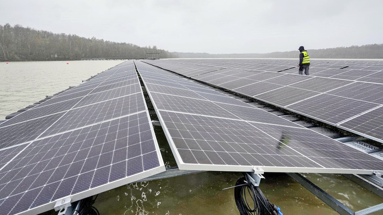 حفاظت از منابع آب و هم‌افزایی تولید برق  با پنل‌های خورشیدی شناور