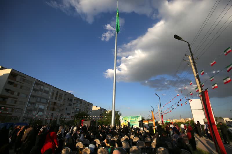 اهتزاز پرچم امام رضا (ع) در جوار مزار شهید گمنام بوستان فدک بلوار آیت‌الله نجفی