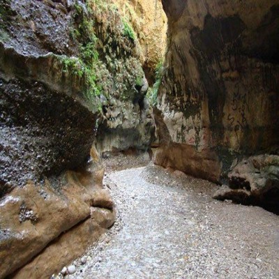 راه دسترسی زیباترین غار روباز ایران در ایلام، نیازمند بهسازی است