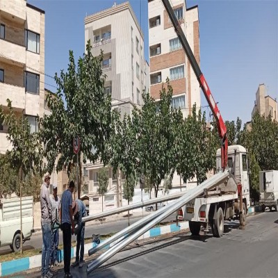 نصب تیر و چراغ‌های روشنایی بلوار شهیدبختیاری شهرک فرهنگیان