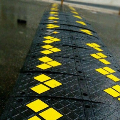 22 سرعت‌کاه غیر ضروری معابر همدان حذف شود