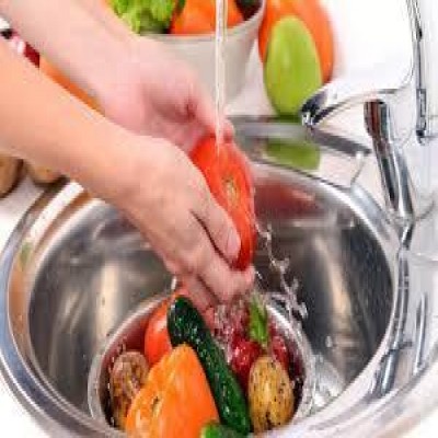 آیا تمام مواد غذایی قبل از مصرف نیاز به شست‌وشو دارند؟